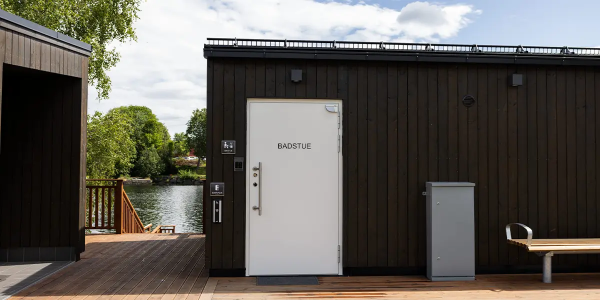 Prefabrikkert badstue for offentlig bruk – Kombinert med offentlige toaletter