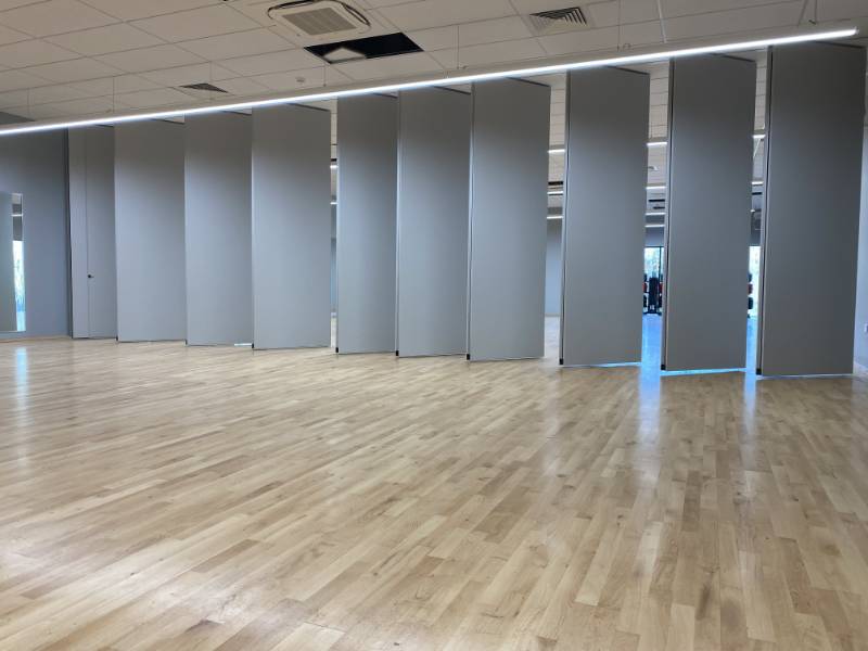 Dorma Variflex 100 Semi-automatic Moveable Wall divides large sports hall, Leicestershire