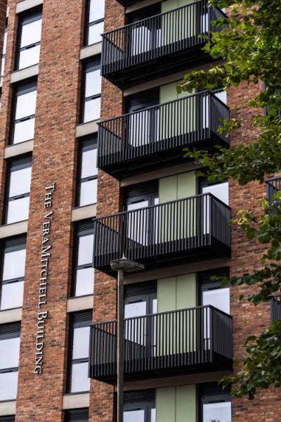 Easy Alu Urban:
Where urban living meets effortless installation.