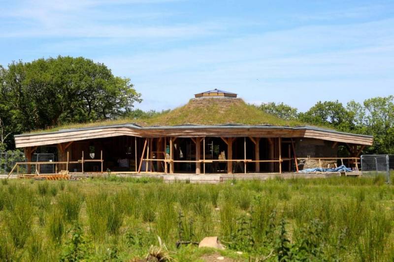 A Natural and Locally Sourced Construction Required an Anti–Root Roofing System