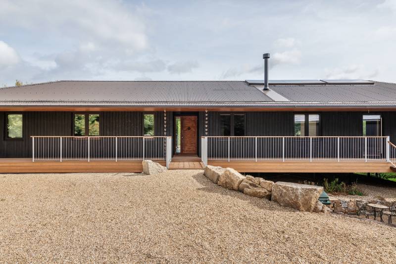 Permeable gravel driveway for a contemporary riverside home in Devon