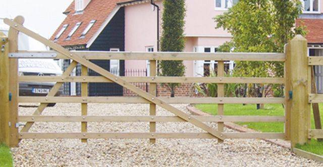 Raised Helve Entrance Gates - Timber Gate