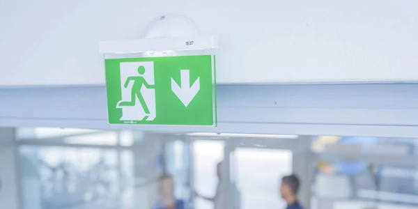 Adaptiivinen evakuointijärjestelmä ohjaa oikeaan suuntaan kriisitilanteessa