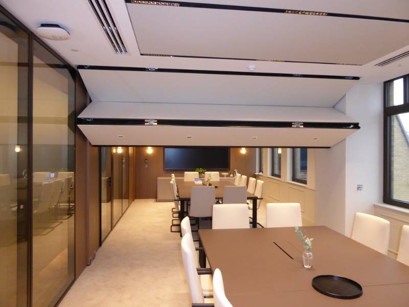 Skyfold fully automatic vertical rising Acoustic moveable wall - Russell Reynolds offices, London