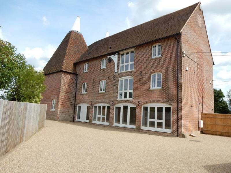 A unique renovation of a former Oast House in charming Yalding