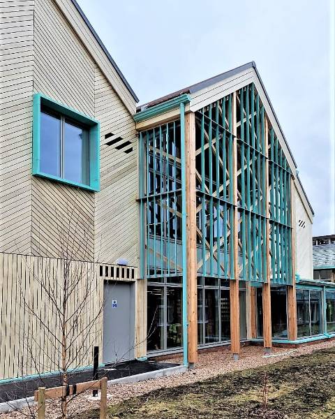 ‘Copper Mine’ powder coated finish on solar shading makes a stunning statement for offices in a rural location