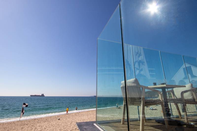 MEGAgrip 2m Glass Windbreak at Beachside Restaurant, Cornwall