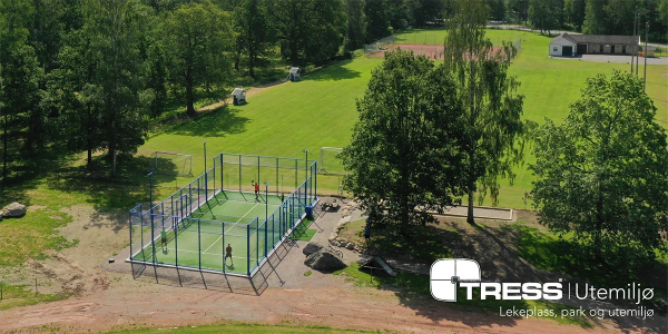 Padel Tennis – Sporten som bare blir mer og mer populær! Vi leverer komplette baner og bistår fra start til mål.