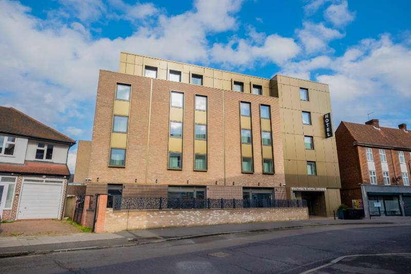 Versatile Cladding Solutions for Southgate Hotel: A Harmonious Blend of Aesthetics and Durability