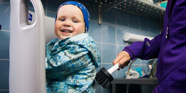 Babystanderi® Parantaa lasten turvallisuutta kylpyhuoneissa
