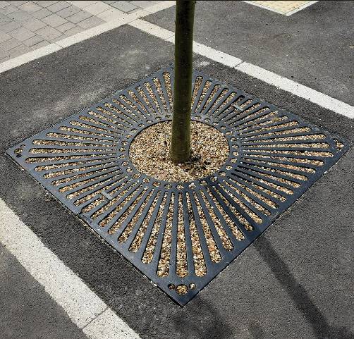 Cast Iron Sunburst Tree Grille