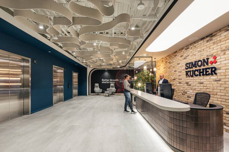 Making a lasting first impression with a bespoke acoustic ceiling system at Simon Kucher’s London HQ