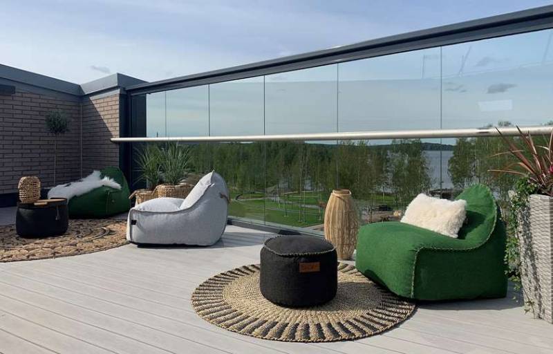 Apartment roof terrace with communal green leisure area