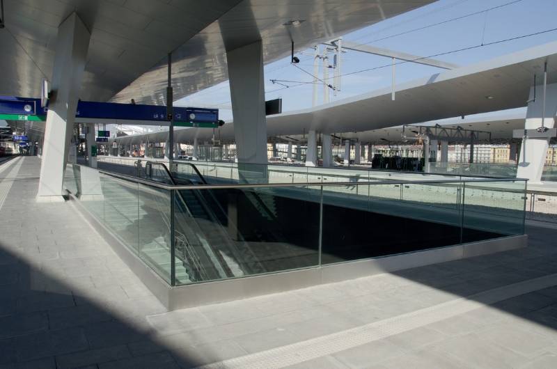 Easy Glass cap rails - Vienna central station