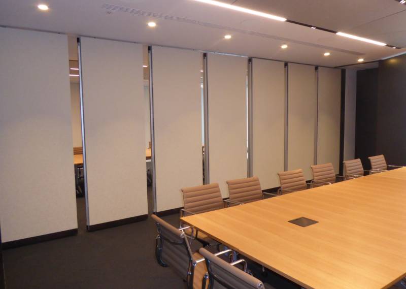 A MOVEABLE BOARDROOM DIVIDE