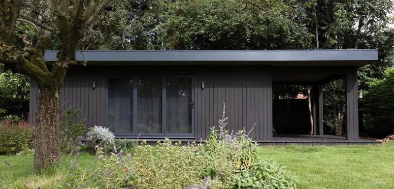 Contemporary Garden Art Studio with Charcoal Signature Composite Decking & Cladding – Isle Architects