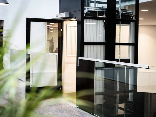 Utrymmeseffektiva, innovativa hissar & plattformshissar
