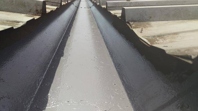 Liquid gutter liner to metal gutter