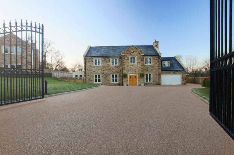 Bound and Bonded Gravel - Driveways and Pathways