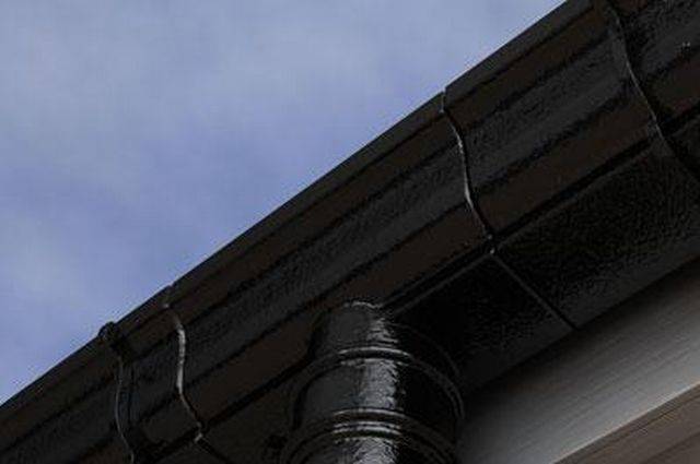 Cast iron eaves gutters