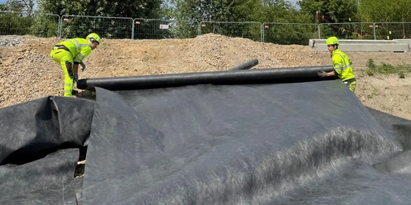 Bekämpning av den invasiva växten parkslide med ogräsduken Plantex® Platinium