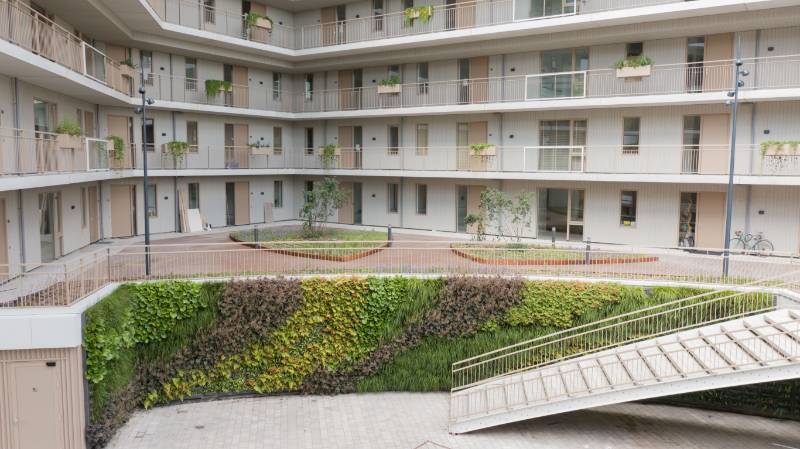 Impressive green facades in the luxurious nature-inclusive apartment complex Prinsenpark