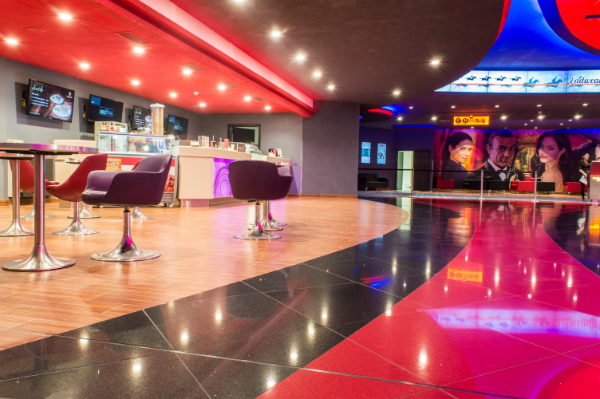 Seven Hundred Square Meters of Floor Tiling: Starlight Black in the Starring Role in the Cinema City Foyer