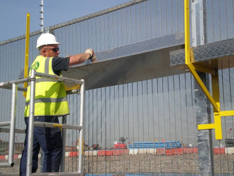 INNOVATIVE FENCE WALKWAY SYSTEM FOR INSTALLERS SAFETY