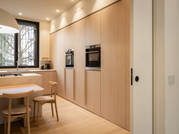 Villa Margherita: Seamless Flush-to-Wall Design for a Contemporary Home in Monza