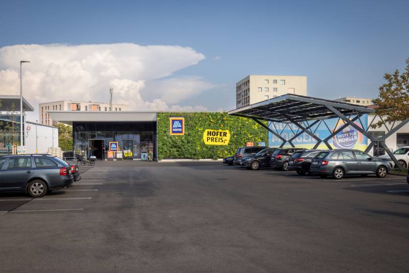 Ecological upgrade of the HOFER branch with a blooming, green facade