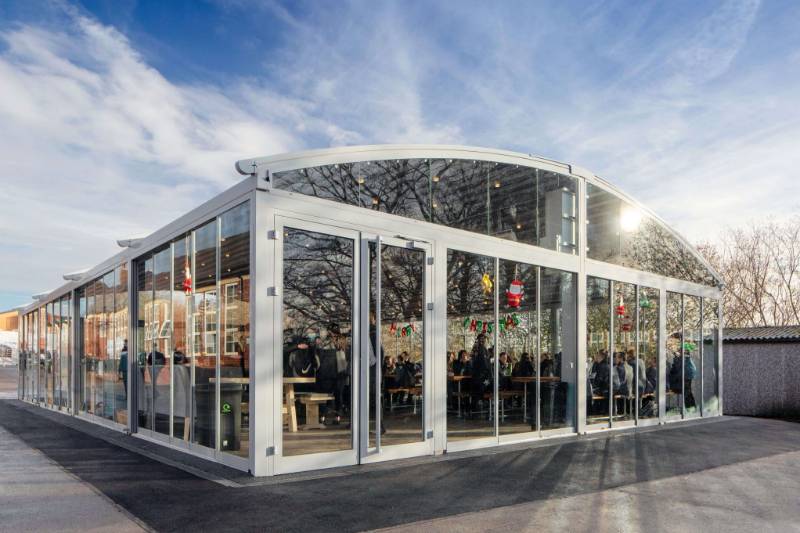 Kingsmead School in Staffordshire Installs Enclosed Dining Canopy