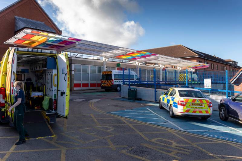 Queen’s Hospital in Staffordshire Finds Colourful Entrance Shelter