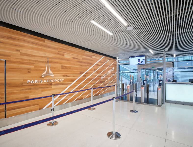 PARIS-CHARLES DE GAULLE AIRPORT: HIGH-QUALITY WOOD CEILINGS AND CLADDING FOR THE RENOVATION OF SEVERAL HALLS