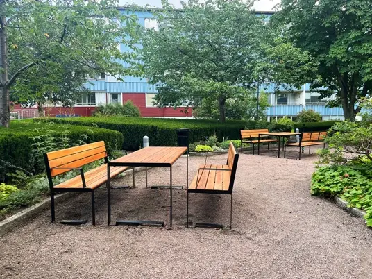7 innbydende leke- og aktivitetsområder etter totalrenovering av utemiljø i boligområde i Sverige