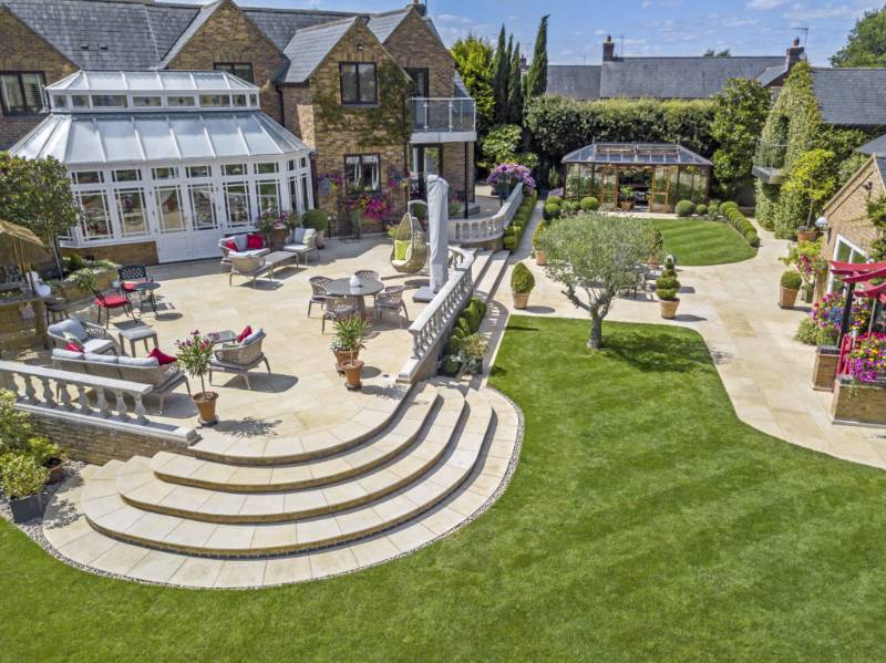 Large Outdoor Project in Yellow Mint