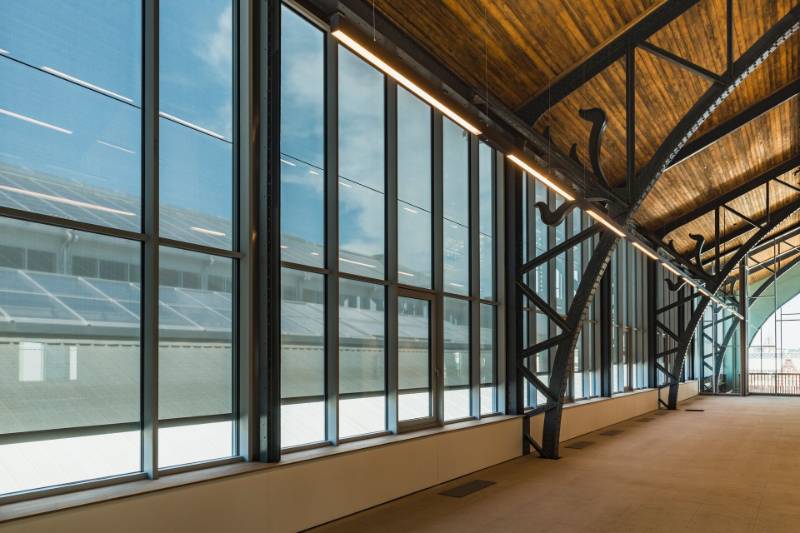 Windproof Fixscreen covers 12-metre wide windows