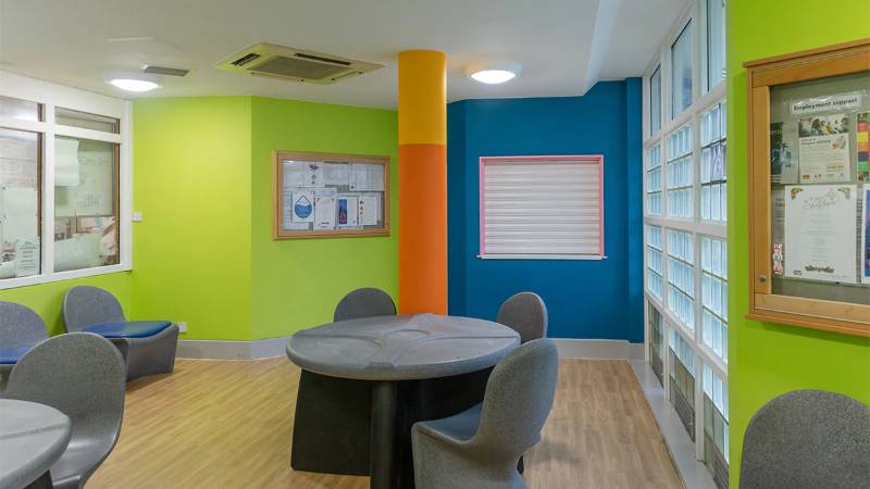 DULUX TRADE SCUFFSHIELD MATT BOOSTS MOOD IN MENTAL HEALTH WARD WITH HELP FROM FASHION ICON SIR PAUL SMITH