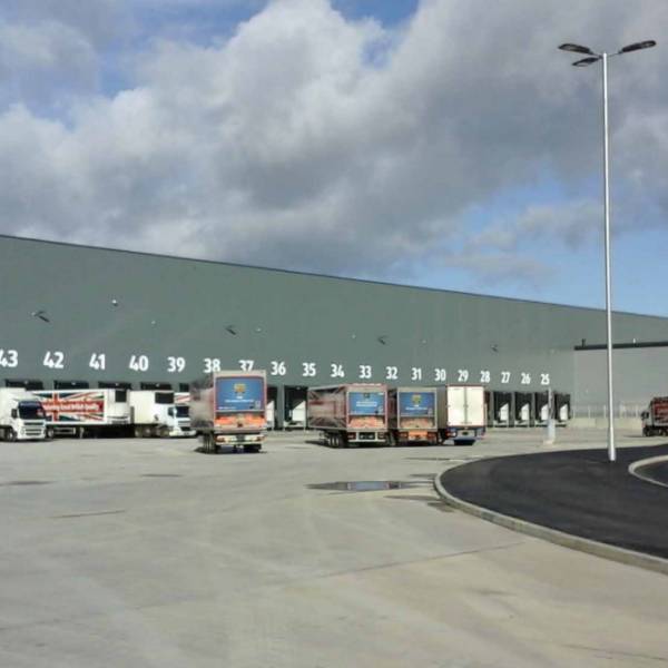 Reduced shrinkage and settlement cracking concrete in supermarket distribution centre - Cardiff