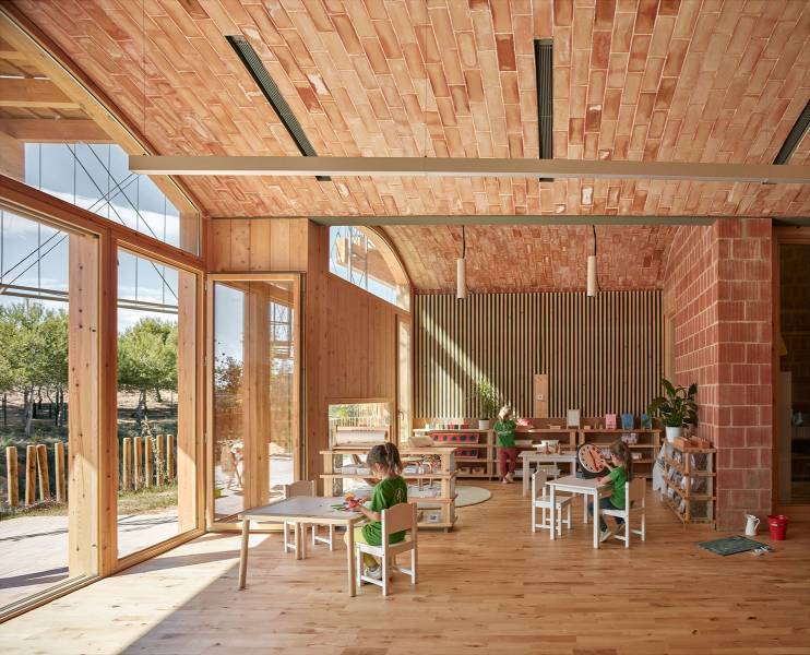 Junckers solid wood flooring for Spain’s first school to obtain double sustainability certification