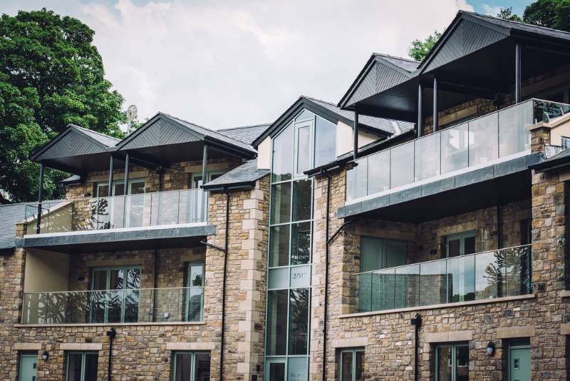 Easy Glass Pro glass balustrade + stainless steel balustrade Q-line – Lancashire apartment development