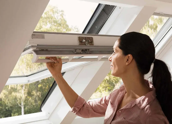 VELUX -lapeikkunat - Keskisaranoitu VELUX-kattoikkuna