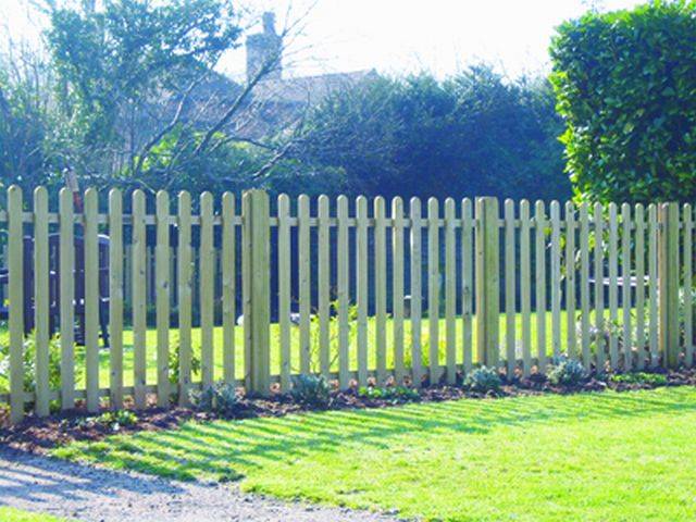 Wood palisade fencing systems