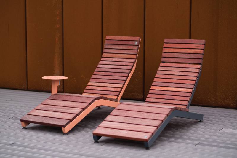Rivage Lounger with Table - Outdoor Lounger for Public Spaces