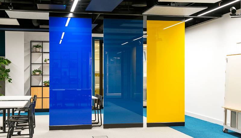 Dorma Varitrans HSW single glazed moveable Writable Dividing Walls for Global Bank’s UK Offices