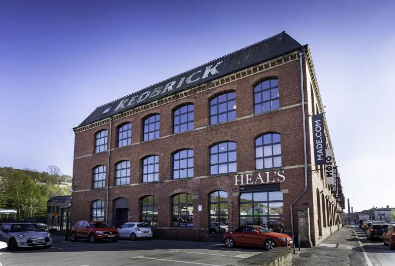 200 Spectus casement windows are installed in iconic retail building