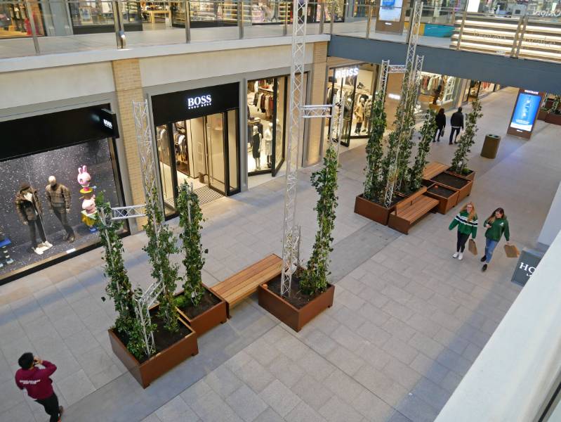 Seating and planters - Westgate Mall, Oxford