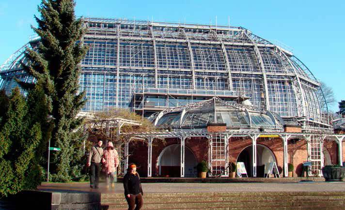 Berlin’s renovated Tropenhaus botanical garden uses special
UV-transmissible glass