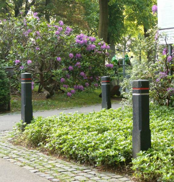 hanit Pyramid Head Bollard - Recycled Plastic Bollard with Reflectors