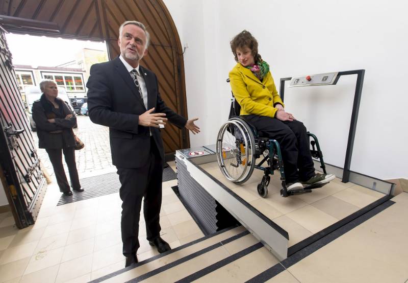 Lift enables wheelchair users to access Osnabrück registry office
