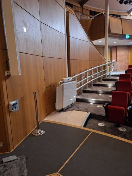 Hinxton Hall Conference Centre at Wellcome Genome Campus enhances accessibility with Stannah inclined platform lift